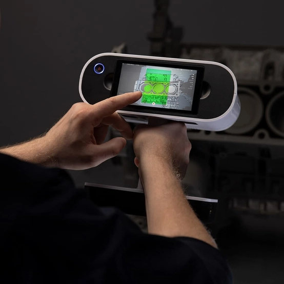 Leo fait le gros du travail : pointez & scannez.